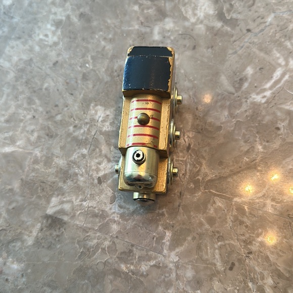 Golden limited edition Thomas the train collectible - Picture 4 of 6